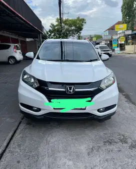 dijual mobil hrv warna putih tahun 2016