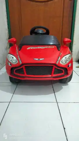 Mobil aki anak lengkap remote dan charger ada.