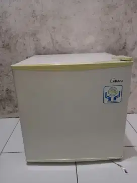 KULKAS MINIBAR MIDEA MULUS BEKU DINGIN