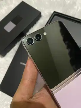 Samsung Zflip 5 5G. Minus Dikit.