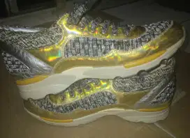 Sepatu snakers merek chanel