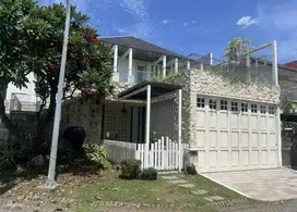 Rumah mewah dengan private pool di taman hunian satelite