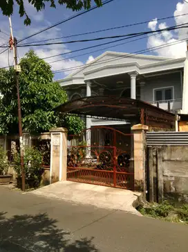 RUMAH CANTIK 2 LANTAI SIAP DI HUNI DI UTAN KAYU JAKARTA TIMUR