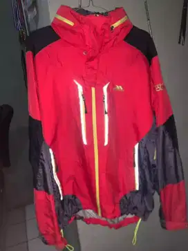 Jaket gunung Gortex
