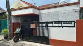 Disewakan tahunan rumah baru renovasi di pusat surabaya