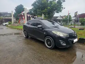 Mazda 2 sedan tahun 2012