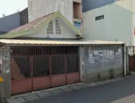 Dijual BU rumah tua hitung tanah saja