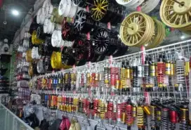 Karyawan toko sparepart