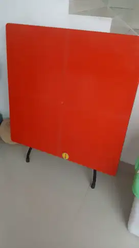 Meja plastik wrn merah