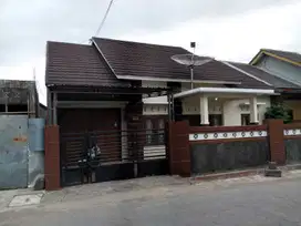 Rumah Luas  Samping Jalan Akses Lebar Mobil Simpangan - Depok, Sleman