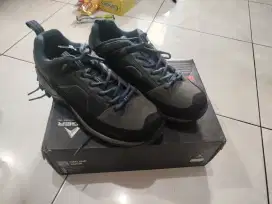Sepatu mendaki (Eiger)