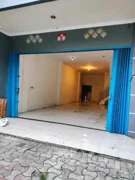 Gudang disewakan strategis pinggir jalan ramai