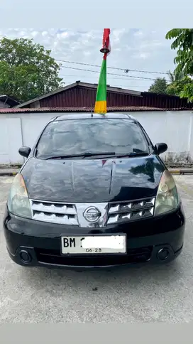 Nissan Livina warna hitam