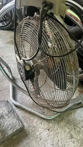 Borongan Barang Elektronik Rusak / Bekas – Monitor, CPU, Speaker, dll