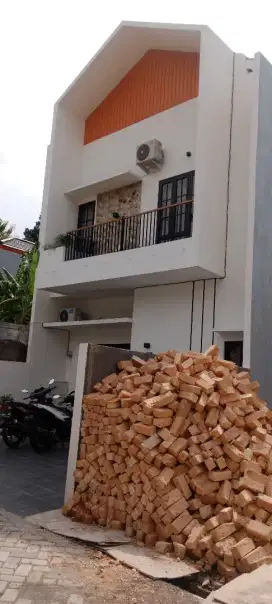 Rumah baru 2 lantai strategis dekat RS hermina Banyumanik