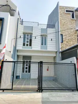 Rumah Minimalis 3 Lantai Baru Dibangun 180 M2 Kelapa Gading