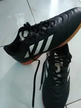 Sepatu futsal Adidas