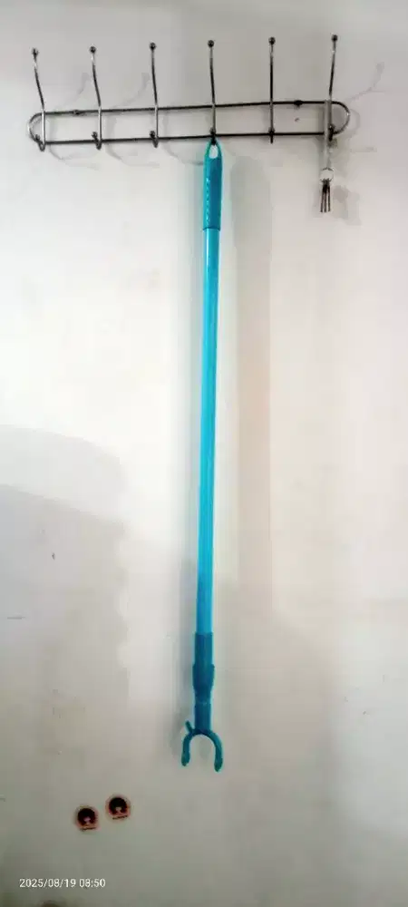 Tongkat pengambilan baju