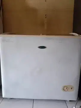 Dijual cepat freezer box kaca