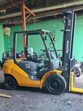 Forklift Komatsu 2,5 Ton,Matic,Tiang 4 Meter,Mesin Yanmar,Tahun 2003