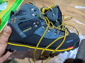 Sepatu gunung bahan kulit