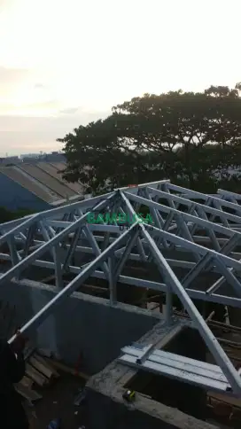 Pemasangan Rangka Atap dan Partisi Baja Ringan