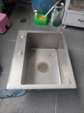 Sink cucian piring bekas