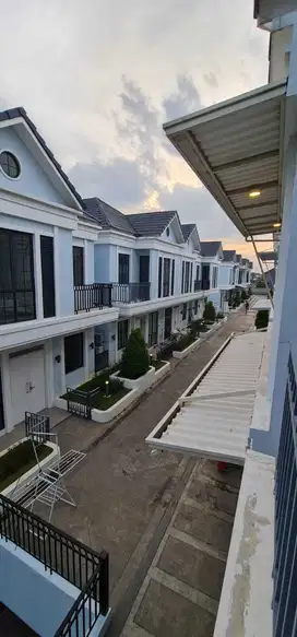 Disewakan Rumah 3 Lantai Hook Siap Huni di Lavon 2 Cikupa