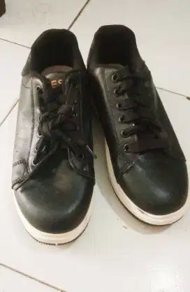 Sneakers Hitam Merk Svekes