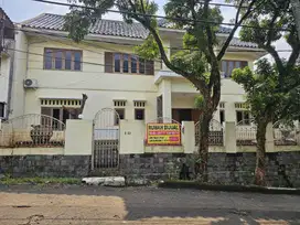 Rumah Hook Depan Taman di Komplek Elite