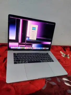 Macbook Pro 2017 Core i7 Ram 16/512 dual Vga Touchbar