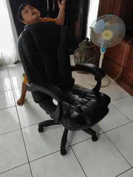 2 unit Kursi kantor murah