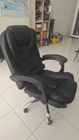 Kursi direktur warna hitam