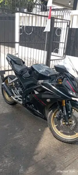 Jual motor R15 warna hitam