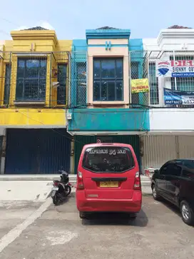 Ruko 2 lantai tepi jalan raya Boulevard Kelapa Gading Jakarta Utara