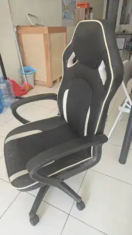 Kursi gaming Hitam putih