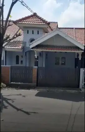 Disewakan rumah terawat siap huni depan taman di galaxy bebas banjir