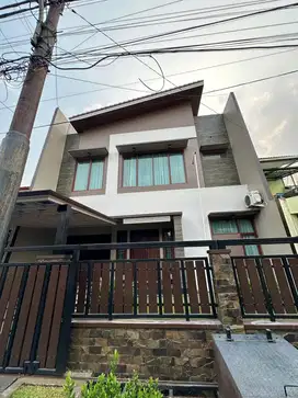 Rumah Cantik Tropis di Komplek Billymoon Pondok Kelapa