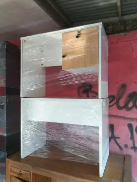 Meja kantor pakai laci