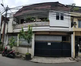 Rumah luas di kawasan bisnis  Setiabudi Jaksel