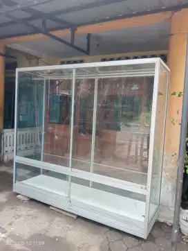 etalase kaca baju gantung besar 2m