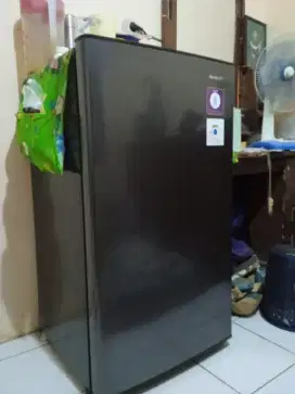 Di jual kulkas 1 pintu merk Sharp kondisi Normal dingin beku SIAPPAKAI