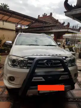 Toyota Fortuner 2010 Diesel Matic Putih KM Rendah Terawat
