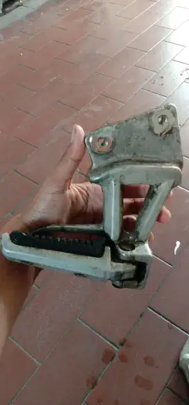 Footstep belakang Suzuki Skywave 125