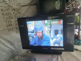 jual tv 21in slim polytron layar dtar plat harga 350 nego siap antar