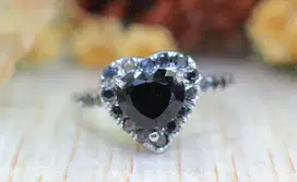 Cincin berlian hitam