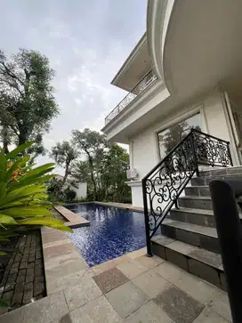 Disewakan rumah ada kolam renang di Ampera Jakarta Selatan