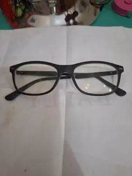 Kacama warna hitam 
Kacamata fashion 
Limited edition 
Barang terawat