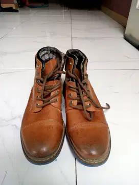 Dijual sepatu kulit Made in Albania arang terpakai