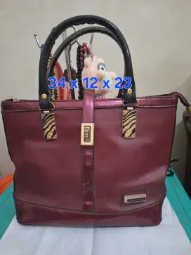 Tas branded 
Charles uk 34 x 12 x 23 
Limited edition 
Barang terawat